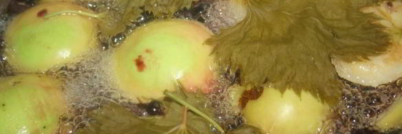 яблочный компот с виноградными листочками