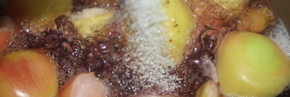 яблочный компот с виноградными листочками