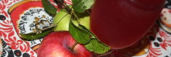 яблочный компот с виноградными листочками