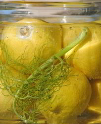 Квашеные лимоны с чесноком