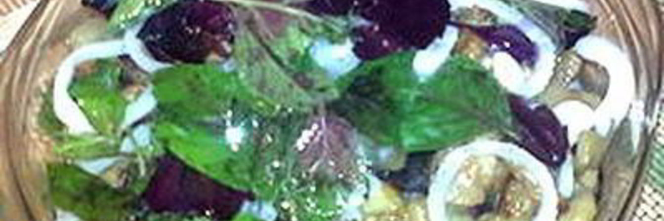 Баклажаны, маринованные с базиликом, луком и чесноком