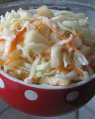 Быстрая маринованная капуста с яблоками и медом