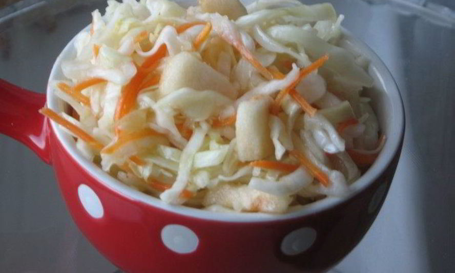 Рецепт быстрой маринованной капусты с яблоками и медом