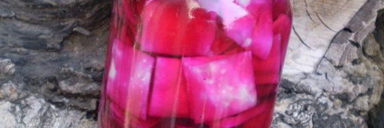 Капуста, маринованная кусочками со свеклой