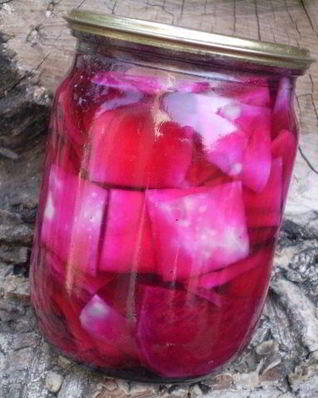 Капуста, маринованная кусочками со свеклой