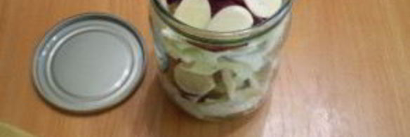 капуста, маринованная кусочками со свеклой