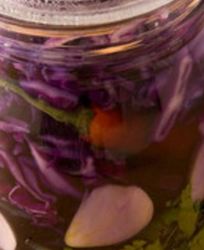 Маринованная капуста с хреном и чесноком