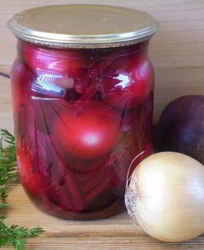 Маринованный лук со свеклой на зиму