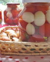 Помидоры маринованные с луком