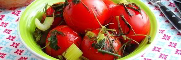 помидоры, квашенные с чесноком и зеленью
