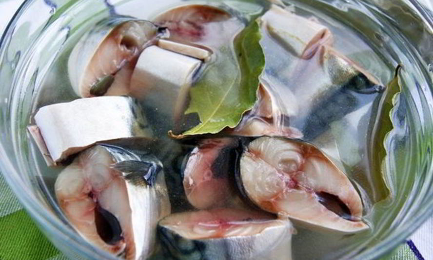 Рецепт быстрой скумбрии пряного посола по-домашнему