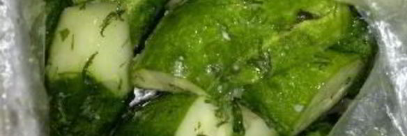 быстрые малосольные огурцы в пакете с чесноком