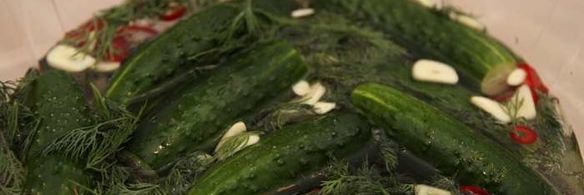 малосольные огурцы на минеральной воде