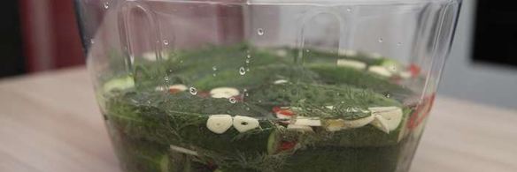 малосольные огурцы на минеральной воде