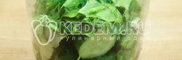 малосольные огурцы в банке