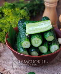 Малосольные огурцы в кастрюле