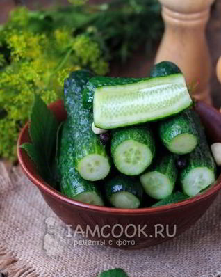 Малосольные огурцы в кастрюле