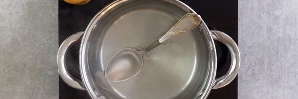 малосольные огурцы в кастрюле