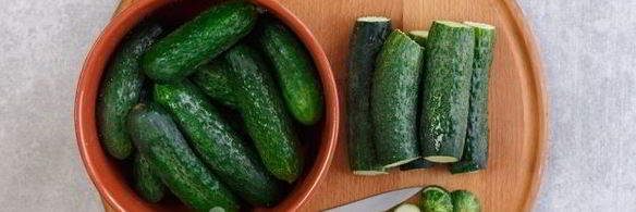 малосольные огурцы в кастрюле