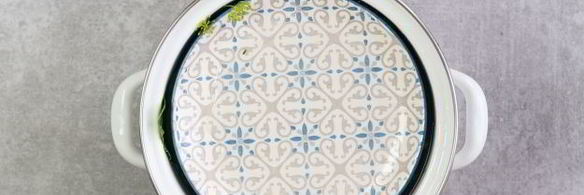 малосольные огурцы в кастрюле