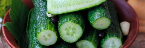 малосольные огурцы в кастрюле