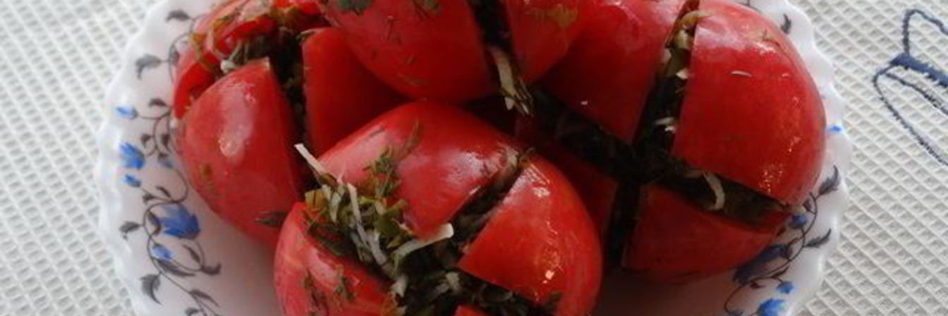 Малосольные помидоры с зеленью