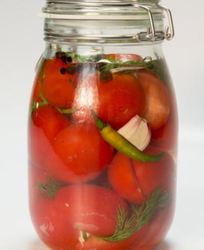 Малосольные томаты с перцем чили