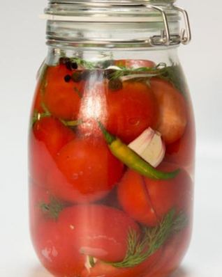 Малосольные томаты с перцем чили