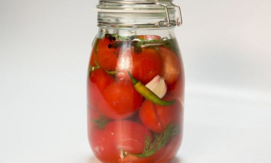 Рецепт малосольных томатов с перцем чили