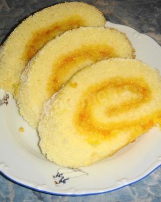 Бисквитный рулет с вареньем