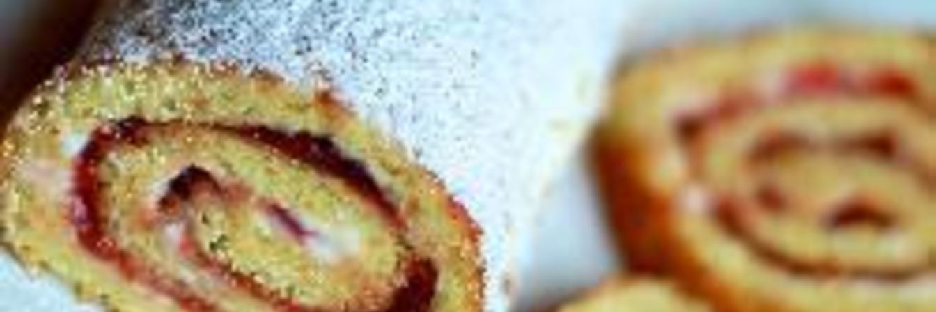 Рулет с вишневым вареньем