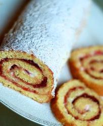 Рулет с вишневым вареньем