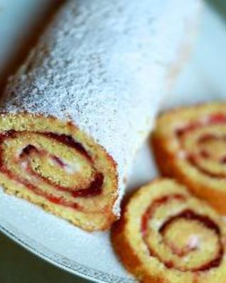 Рулет с вишневым вареньем