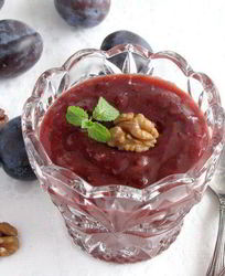 Сливовое варенье с бананами и орехами