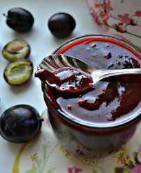 Сливовое варенье с бананом и грецкими орехами