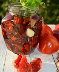 Вяленые помидоры с базиликом