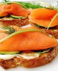 Аппетитные бутерброды с соленой семгой