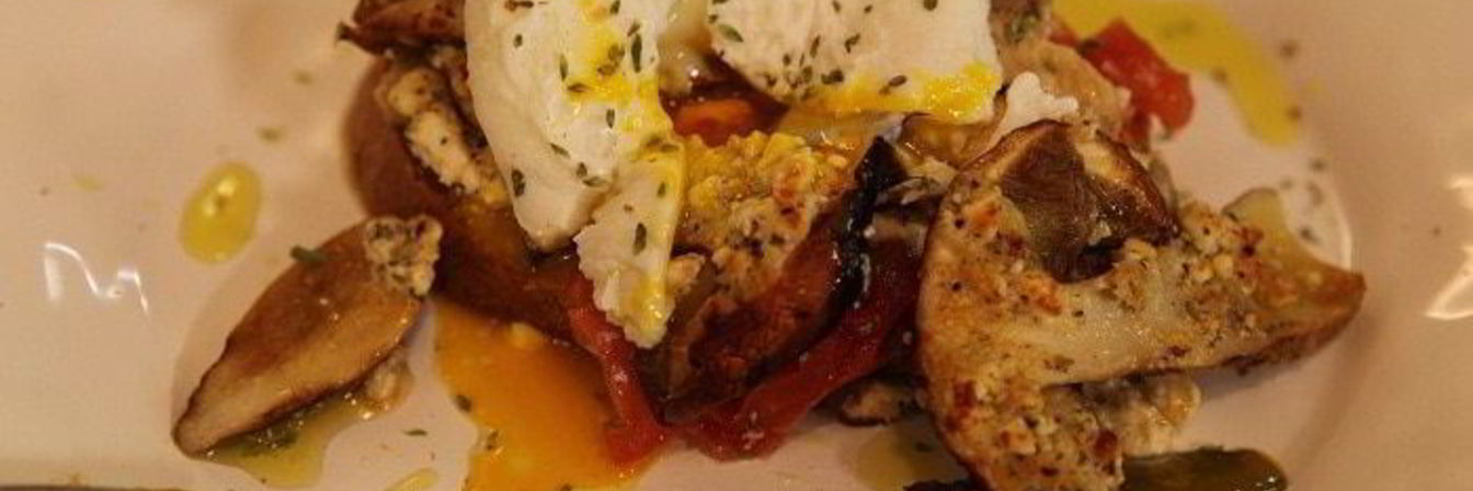 Бутерброд с грибами, помидором и яйцом пашот