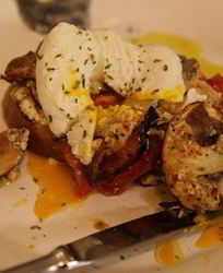 Бутерброд с грибами, помидором и яйцом пашот