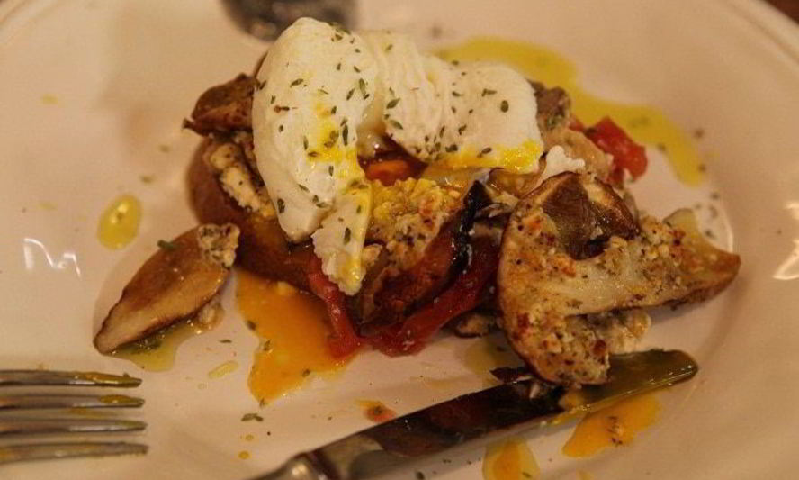 Рецепт бутерброда с грибами, помидором и яйцом пашот