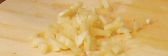 бутерброд с грибами, помидором и яйцом пашот