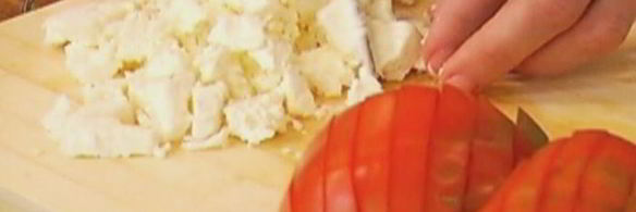 бутерброд с грибами, помидором и яйцом пашот