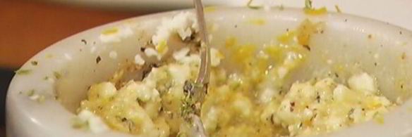 бутерброд с грибами, помидором и яйцом пашот