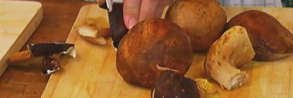 бутерброд с грибами, помидором и яйцом пашот