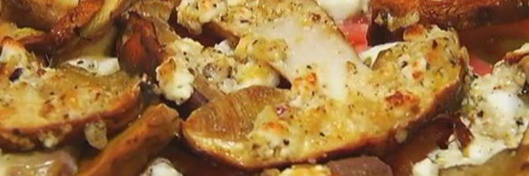 бутерброд с грибами, помидором и яйцом пашот