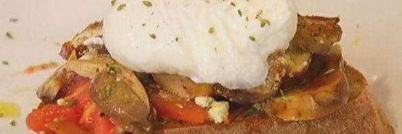 бутерброд с грибами, помидором и яйцом пашот