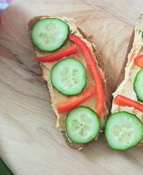 Бутерброд с хумусом и свежими овощами