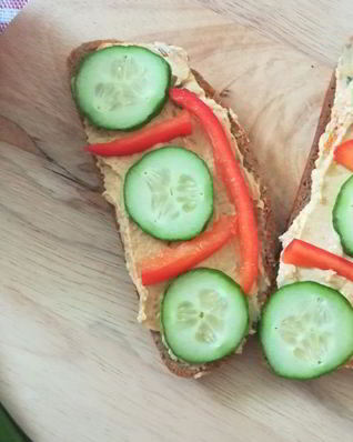 Бутерброд с хумусом и свежими овощами