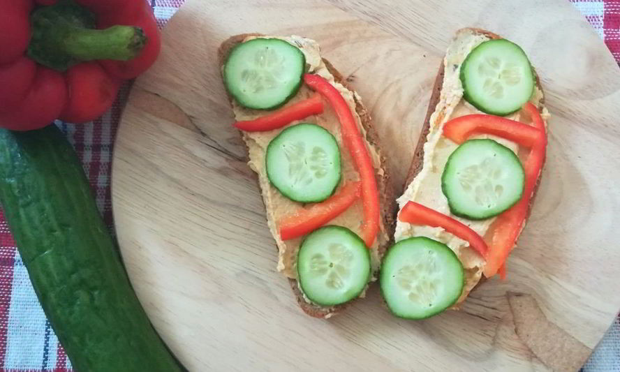 Рецепт бутерброда с хумусом и свежими овощами