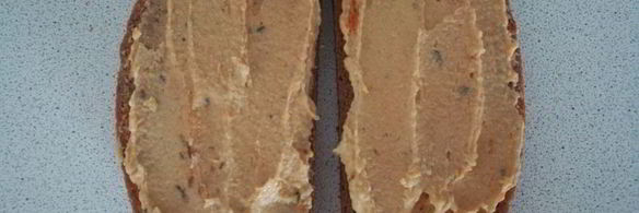 бутерброд с хумусом и свежими овощами